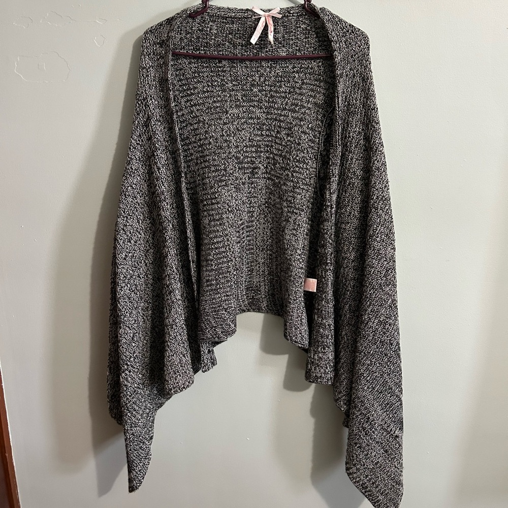 Derek Heart black and white sweater